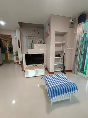 a living room with a tv and a couch at Be Cute#บ้านพักเหมาหลัง 6 ท่าน เด็ก0-7ขวบพักฟรี 2 ท่าน in Ban Khung Taphao