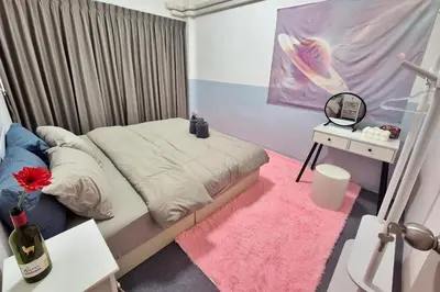 a small bedroom with a bed and a pink rug at Townhouse at Yaek Lam Sali station for 6 pax in Ban Bang Toei (1)