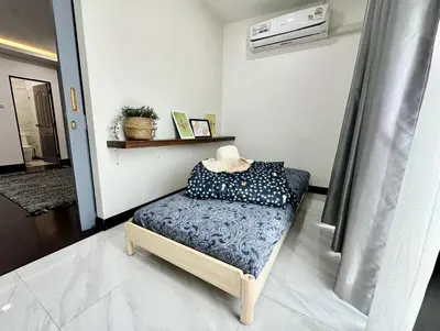 a bench with a hat on it in a room at Homemii 59 in Ban Chuat Plai Mai