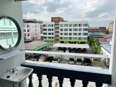 a balcony with a sink and a view of a parking lot at KPP Mansion in Amphoe Phra Khanong