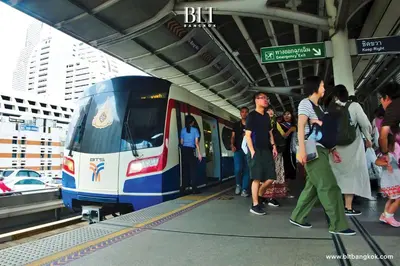 people waiting for a train at a train station at XX GO INN Asiatique BKK Charoen krung- โกอินน์ เอเซียทีค เจริญกรุง in Godown