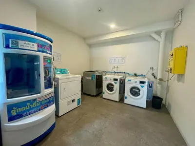 a laundry room with washing machines and a washer and dryer at Modern Condo Near Icon Siam & BTS Krung Thonburi in Bangkok