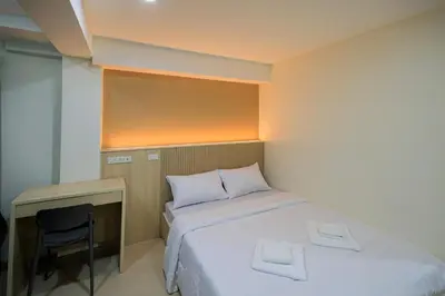 a small bedroom with a bed and a desk at Reezq Hostel in Ban Khlong Bang Sai