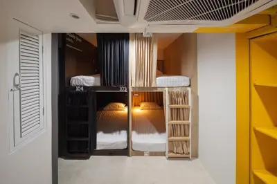 a room with two bunk beds in a room at BOB Hostel सुख सदन ひだまり庵 파란달여관 in Bangkok