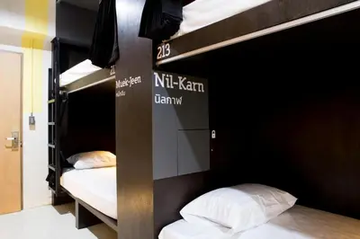 a couple of bunk beds in a room at BOB Hostel सुख सदन ひだまり庵 파란달여관 in Bangkok