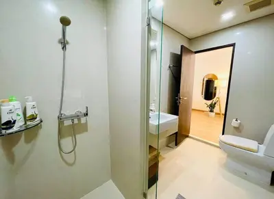 a bathroom with a shower and a sink and a toilet at Cozy Spacious 55sqm 1BR 200m BTS PhraKhanong, 10min Thonglo in Bangkok