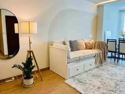 a living room with a couch and a mirror at Cozy Spacious 55sqm 1BR 200m BTS PhraKhanong, 10min Thonglo in Bangkok