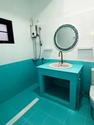a blue bathroom with a sink and a mirror at \u66fc\u8c37\u5e02\u4e2d\u5fc3\u7d20\u5764\u90384\u5367 \u6cf3\u6c60\u522b\u5885 \u8fd1nana \u8fd1Asoka in Bang Kapi