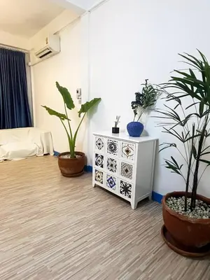 a room with potted plants and a dresser at \u66fc\u8c37\u5e02\u4e2d\u5fc3\u7d20\u5764\u90384\u5367 \u6cf3\u6c60\u522b\u5885 \u8fd1nana \u8fd1Asoka in Bang Kapi