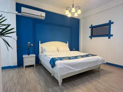 a bedroom with a blue wall and a bed at \u66fc\u8c37\u5e02\u4e2d\u5fc3\u7d20\u5764\u90384\u5367 \u6cf3\u6c60\u522b\u5885 \u8fd1nana \u8fd1Asoka in Bang Kapi