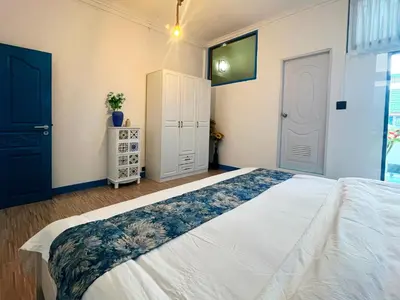 a bedroom with a large white bed and a window at \u66fc\u8c37\u5e02\u4e2d\u5fc3\u7d20\u5764\u90384\u5367 \u6cf3\u6c60\u522b\u5885 \u8fd1nana \u8fd1Asoka in Bang Kapi