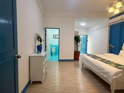 a bedroom with a bed and a bathroom at \u66fc\u8c37\u5e02\u4e2d\u5fc3\u7d20\u5764\u90384\u5367 \u6cf3\u6c60\u522b\u5885 \u8fd1nana \u8fd1Asoka in Bang Kapi