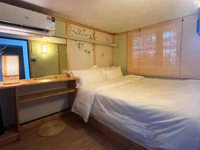 a small bedroom with a bed and a desk at \u66fc\u8c37\u5e02\u4e2d\u5fc3\u7d20\u5764\u90384\u5367 \u6cf3\u6c60\u522b\u5885 \u8fd1nana \u8fd1Asoka in Bang Kapi