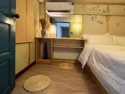 a small bedroom with a bed and a mirror at \u66fc\u8c37\u5e02\u4e2d\u5fc3\u7d20\u5764\u90384\u5367 \u6cf3\u6c60\u522b\u5885 \u8fd1nana \u8fd1Asoka in Bang Kapi