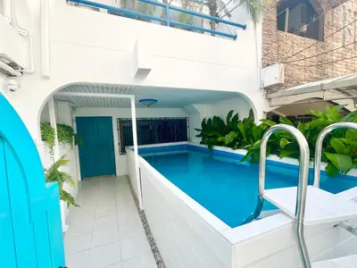 a swimming pool in the middle of a building at \u66fc\u8c37\u5e02\u4e2d\u5fc3\u7d20\u5764\u90384\u5367 \u6cf3\u6c60\u522b\u5885 \u8fd1nana \u8fd1Asoka in Bang Kapi