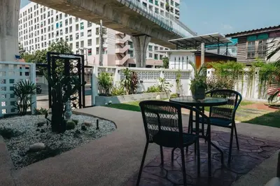 a patio with a table and chairs and buildings at \u72ec\u7acb\u5ead\u9662 \u82b1\u56ed\u5f0f\u7684\u4e24\u5367\u4e24\u536b\u6c11\u5bbf \u8fd1mrt 2 in Bang O