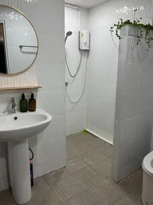 a bathroom with a shower and a sink at \u6d6a\u6f2b\u82b1\u56ed\u7684\u4e24\u5367\u6c11\u5bbf \u72ec\u7acb\u5ead\u9662 \u8fd1mrt 3 in Bang O