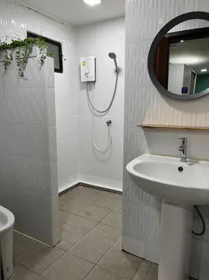 a bathroom with a sink and a mirror at \u6d6a\u6f2b\u82b1\u56ed\u7684\u4e24\u5367\u6c11\u5bbf \u72ec\u7acb\u5ead\u9662 \u8fd1mrt 3 in Bang O