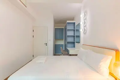 a bedroom with a large white bed in a room at \u66fc\u8c37\u8c6a\u534eIDEORama9\u8054\u6392\u522b\u5885 in Bangkok