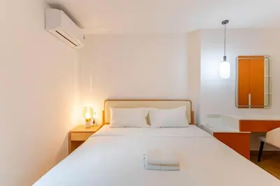 a bedroom with a white bed and a desk at \u66fc\u8c37\u8c6a\u534eIDEORama9\u8054\u6392\u522b\u5885 in Bangkok