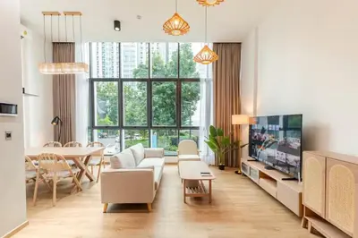 a living room with white furniture and a large window at \u66fc\u8c37\u8c6a\u534eIDEORama9\u8054\u6392\u522b\u5885 in Bangkok