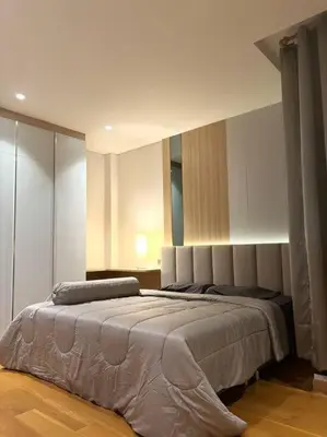 a bedroom with a large bed in a room at \u4e94\u5367\u5ba4\u6e38\u6cf3\u6c60\u522b\u5885 5 Bedrooms Pool Villa in Ban Bang Toei (1)