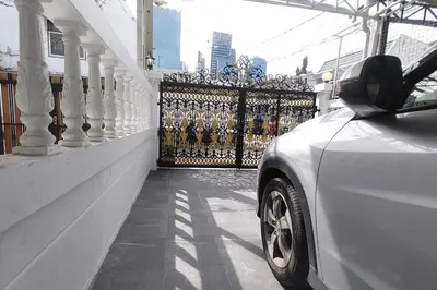 a white car parked in front of a fence at \u7e41\u534e\u4e0e\u5e7d\u9759\u7684\u8054\u6392\u522b\u5885 \u8fd1\u5e15\u84dd9,\u62c9\u731c\u8fbe\u5730\u94c1\u7ad9,\u8ba25\u665a\u514d\u8d39\u63a5\u673a\u4e00\u8d9f in Bangkok