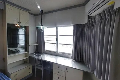 a kitchen with a desk and a window with a chair at \u7e41\u534e\u4e0e\u5e7d\u9759\u7684\u8054\u6392\u522b\u5885 \u8fd1\u5e15\u84dd9,\u62c9\u731c\u8fbe\u5730\u94c1\u7ad9,\u8ba25\u665a\u514d\u8d39\u63a5\u673a\u4e00\u8d9f in Bangkok
