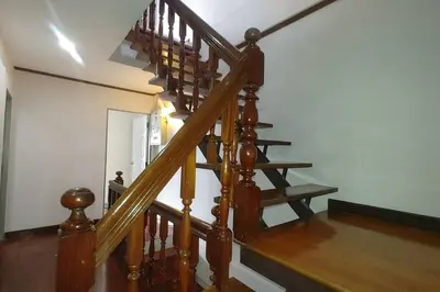 a wooden spiral staircase in a home with wooden floors at \u7e41\u534e\u4e0e\u5e7d\u9759\u7684\u8054\u6392\u522b\u5885 \u8fd1\u5e15\u84dd9,\u62c9\u731c\u8fbe\u5730\u94c1\u7ad9,\u8ba25\u665a\u514d\u8d39\u63a5\u673a\u4e00\u8d9f in Bangkok