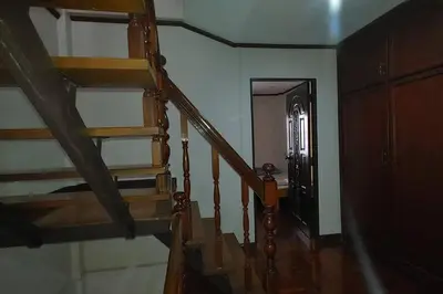 a staircase in a room with a stair case at \u7e41\u534e\u4e0e\u5e7d\u9759\u7684\u8054\u6392\u522b\u5885 \u8fd1\u5e15\u84dd9,\u62c9\u731c\u8fbe\u5730\u94c1\u7ad9,\u8ba25\u665a\u514d\u8d39\u63a5\u673a\u4e00\u8d9f in Bangkok