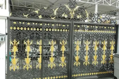 a black metal gate with yellow butterflies on it at \u7e41\u534e\u4e0e\u5e7d\u9759\u7684\u8054\u6392\u522b\u5885 \u8fd1\u5e15\u84dd9,\u62c9\u731c\u8fbe\u5730\u94c1\u7ad9,\u8ba25\u665a\u514d\u8d39\u63a5\u673a\u4e00\u8d9f in Bangkok