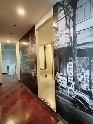 a hallway with a sign on a wall in a building at XX GO INN BTS Surasak Silom bkk โกอินน์ บีทีเอส สถานีสุรศักดิ์ in Yan Nawa