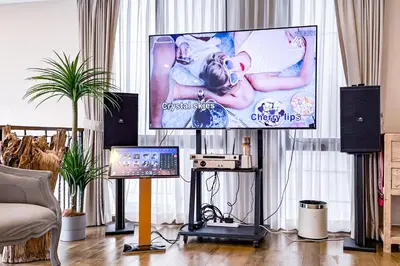 a living room with a flat screen tv at Sukhumvit-Thonglor Luxury Pool Club Villa 5 Mins to BTS \u7d20\u5764\u9038-\u901a\u7f85 \u8c6a\u83ef\u6703\u6240\u6cf3\u6c60\u5225\u5885 5\u5206\u9418\u5230\u9054\u5730\u9435 in Bangkok