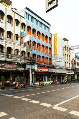 a city street with a large building on the side of the road at XX GO INN Khaosan road The Grand Palace โกอินน์ ถนนข้าวสาร กรุงเทพมหานคร in Bangkok