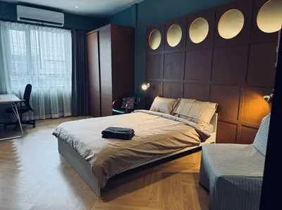 a bedroom with a large bed with four mirrors on the wall at Ekkamai\u4e09\u5367\u4e09\u536b\u5c0f\u522b\u5885\u72ec\u680b\u5e26\u505c\u8f66\u4f4d in Bangkok