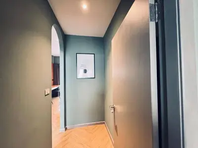 a hallway with blue walls and an archway at Ekkamai\u4e09\u5367\u4e09\u536b\u5c0f\u522b\u5885\u72ec\u680b\u5e26\u505c\u8f66\u4f4d in Bangkok