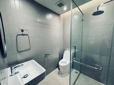 a bathroom with a toilet and a sink and a shower at Ekkamai\u4e09\u5367\u4e09\u536b\u5c0f\u522b\u5885\u72ec\u680b\u5e26\u505c\u8f66\u4f4d in Bangkok