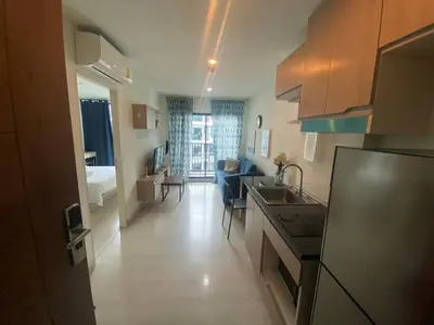 a kitchen and a living room with a couch at \u7d20\u5764\u903850\u5df7\u4e00\u623f\u4e00\u5385\u514d\u8d39Wi-Fi\u7b80\u5355\u5b89\u9759\u53ef\u505a\u996d\u4ea4\u901a\u65b9\u4fbf in Amphoe Phra Khanong