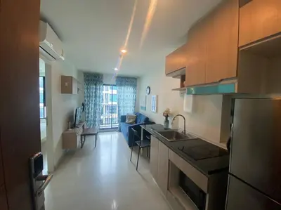 a kitchen with a sink and a counter top at \u7d20\u5764\u903850\u5df7\u4e00\u623f\u4e00\u5385\u514d\u8d39Wi-Fi\u7b80\u5355\u5b89\u9759\u53ef\u505a\u996d\u4ea4\u901a\u65b9\u4fbf in Amphoe Phra Khanong