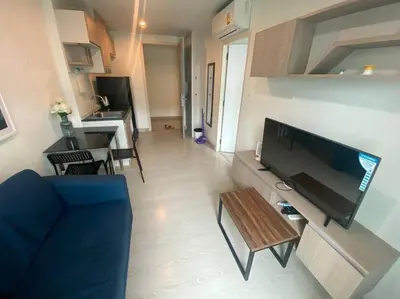 a living room with a large television and a table at \u7d20\u5764\u903850\u5df7\u4e00\u623f\u4e00\u5385\u514d\u8d39Wi-Fi\u7b80\u5355\u5b89\u9759\u53ef\u505a\u996d\u4ea4\u901a\u65b9\u4fbf in Amphoe Phra Khanong