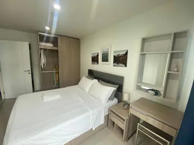a bedroom with a large white bed and a desk at \u7d20\u5764\u903850\u5df7\u4e00\u623f\u4e00\u5385\u514d\u8d39Wi-Fi\u7b80\u5355\u5b89\u9759\u53ef\u505a\u996d\u4ea4\u901a\u65b9\u4fbf in Amphoe Phra Khanong