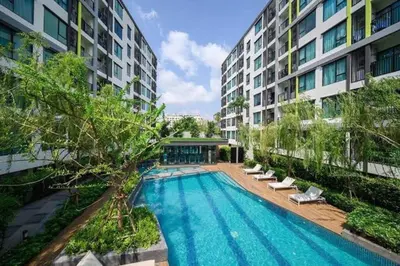 a swimming pool in the middle of a building at \u7d20\u5764\u903850\u5df7\u4e00\u623f\u4e00\u5385\u514d\u8d39Wi-Fi\u7b80\u5355\u5b89\u9759\u53ef\u505a\u996d\u4ea4\u901a\u65b9\u4fbf in Amphoe Phra Khanong