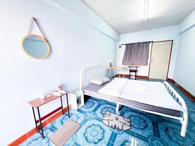 a small room with a bed and a mirror at Titi-pon Apartment Bang Khen in Bang Khen