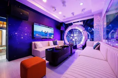 a living room with purple walls and white furniture at \u8fea\u5965\u82b1\u56ed\u66fc\u8c37\u661f\u7a7a\u6cf3\u6c60\u82b1\u56ed\u6d3e\u5bf9\u522b\u5885 in Bangkok