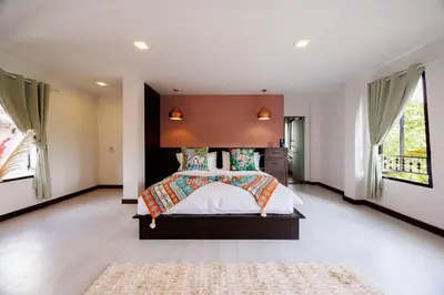 a bedroom with a large bed and a large window at \u8fea\u5965\u82b1\u56ed\u66fc\u8c37\u661f\u7a7a\u6cf3\u6c60\u82b1\u56ed\u6d3e\u5bf9\u522b\u5885 in Bangkok