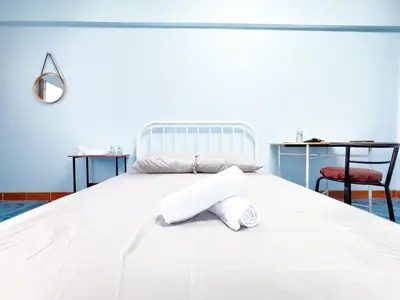 a white bed with two towels on it at ฐิติพร อพาร์ทเมนต์ บางเขน in Tha Akatsayan Don Muang