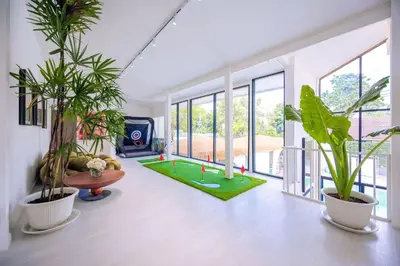 a living room with plants and a putting green at Fira\u5e7d\u5883 \u66fc\u8c37\u72ec\u4e00\u65e0\u4e8c\u6c34\u7cfb\u5367\u5ba47\u53676\u536b\u6cf3\u6c60\u522b\u5885 in Bangkok
