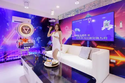 a woman standing in a room with a white couch at Fira\u5e7d\u5883 \u66fc\u8c37\u72ec\u4e00\u65e0\u4e8c\u6c34\u7cfb\u5367\u5ba47\u53676\u536b\u6cf3\u6c60\u522b\u5885 in Bangkok