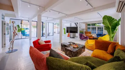 a living room with a couch and a table at Fira\u5e7d\u5883 \u66fc\u8c37\u72ec\u4e00\u65e0\u4e8c\u6c34\u7cfb\u5367\u5ba47\u53676\u536b\u6cf3\u6c60\u522b\u5885 in Bangkok
