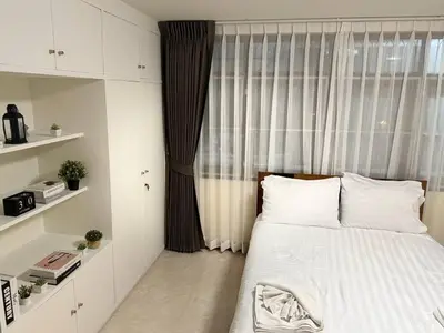 a bedroom with a bed and a large window at 10MIN \u66fc\u8c37\u72ec\u680bChatuchack,Kasetsart\u7cbe\u54c1\u522b\u5885 MYSTORY HOUSE in Bangkok